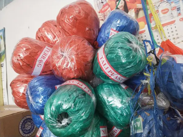 Bandung, Endonezya - 7 Nisan 2024; Endonezya 'da satılan renkli plastik ip yığınlarına Tali Rapia (raffia ipi) denir.)