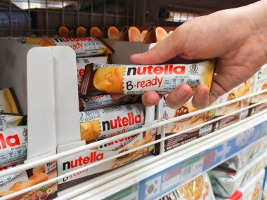 Bandung, Endonezya - 1 Aralık 2024; Nutella B-hazır gofret tutan, fındıklı gofretler çikolata ile kaplanmış, marketlerin raflarında veya süpermarketlerin raflarında düzenlenmiş
