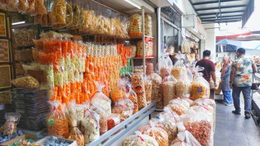 Bandung, Endonezya - 8 Aralık 2024; bir markette çeşitli Batı Java atıştırmalıkları satan bir dükkan. Burada çeşitli lezzetli, baharatlı ve tatlı cipsler ve abur cuburlar var.