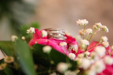 Alyans bir buket çiçek üzerinde