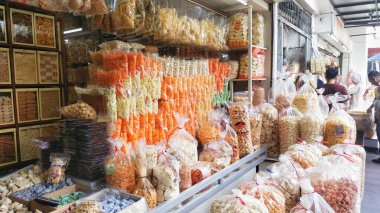 Bandung, Endonezya - 8 Aralık 2024; bir markette çeşitli Batı Java atıştırmalıkları satan bir dükkan. Burada çeşitli lezzetli, baharatlı ve tatlı cipsler ve abur cuburlar var.