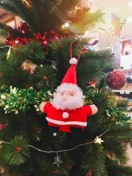 Noel Baba 'nın şirin bebeği Noel ağacında asılı.