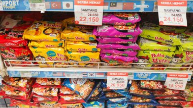 Bandung, Endonezya - 13 Aralık 2024; Kore ve Japonya 'dan ithal hazır eriştelerin çeşitli markaları ve tatları bir süpermarketin raflarında sergilenmektedir.