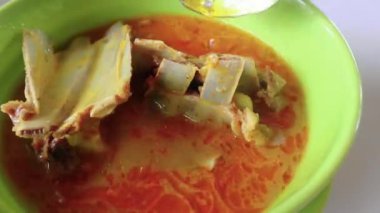 Keçi Curry veya Gulai Kambing Endonezya 'nın geleneksel köri çorbası, zengin ve baharatlı bir yemek türüdür.