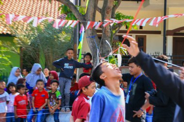 Bandung, Endonezya - 17 Ağustos 2019: Çocuk katılımcılar için kraker yeme yarışı. Bu, Endonezya 'nın Bağımsızlık Günü' nü kutlamak için yapılan yarışmalardan biri.