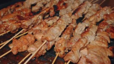 Ev yapımı tavuk şişi çubuksuz ızgara ile kızartılıyor.