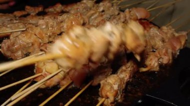 Ev yapımı tavuk şişi çubuksuz ızgara ile kızartılıyor.