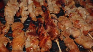 Ev yapımı tavuk şişi çubuksuz ızgara ile kızartılıyor.