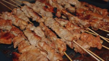 Ev yapımı tavuklu satay tarifi pişirme işleminin kapanışı çubuksuz ızgara tava kullanılarak kızartılır.