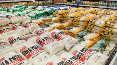 Bandung, Endonezya - 25 Aralık 2024; Bir süpermarkette, birçok çeşit şeker paketleri depolanmak için yığılır