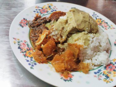Nasi Gudeg, Yogyakarta 'dan özel bir pirinç yemeği. Genç olgunlaşmamış Jack meyvesinden yapılmış, palmiye şekeri ve hindistan cevizi sütü ile birkaç saat pişirilmiş, ek baharatlar vb.