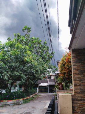 Bir ev yangınında gökyüzünde yoğun siyah duman hava kirliliğine neden olur.