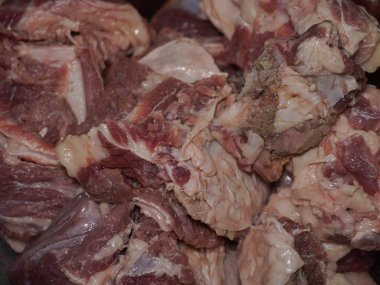 Bir yığın çiğ sığır eti kesiminin detaylı bir yakın çekimi. Et çiğ ve çok yağlı. Mutfakta yemek hazırlığı.