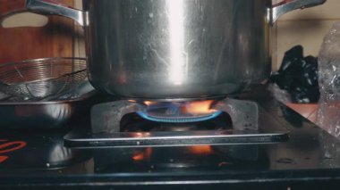 Gaz ocağında tava, ocakta paslanmaz çelik tava, gaz sobasında pişirme.
