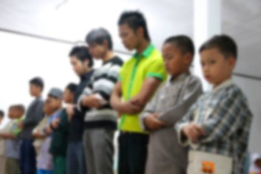 Bandung, Endonezya - 2 Ağustos 2012; yetişkin erkekler ve çocuklar arasındaki dua etkinliklerinin bulanık görüntüsü