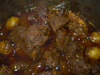 Beef Rendang, Batı Sumatra 'dan bir Endonezya yemeği. Çeşitli baharatlar ve hindistan cevizi sütü kullanılarak uzun ve düşük sıcaklıktaki pişirme sürecinden elde edilir.