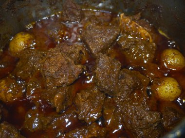 Beef Rendang, Batı Sumatra 'dan bir Endonezya yemeği. Çeşitli baharatlar ve hindistan cevizi sütü kullanılarak uzun ve düşük sıcaklıktaki pişirme sürecinden elde edilir.