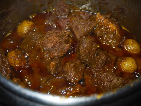 Beef Rendang, Batı Sumatra 'dan bir Endonezya yemeği. Çeşitli baharatlar ve hindistan cevizi sütü kullanılarak uzun ve düşük sıcaklıktaki pişirme sürecinden elde edilir.