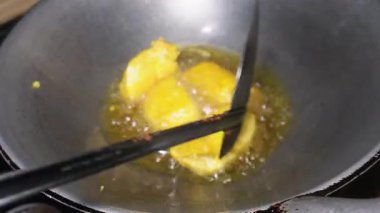 Sarı tofuyu kızartarak pişirme işlemi altın sarısı kahverengiye dönene kadar devam eder.