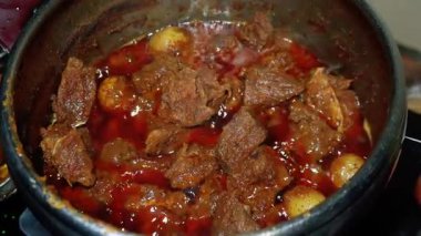 Batı Sumatra 'dan bir Endonezya yemeği olan Rendang' ı pişirme süreci. Çeşitli baharatlar ve hindistan cevizi sütü kullanılarak uzun ve düşük sıcaklıktaki pişirme sürecinden elde edilir.