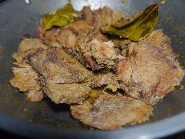 Empal Gepuk (Sundanca), Baharatlı ve otlu kızarmış sığır eti parçaları. Endonezya usulü tatlı ve baharatlı biftek. Bu yemek Java adasında yaygın olarak popülerdir.