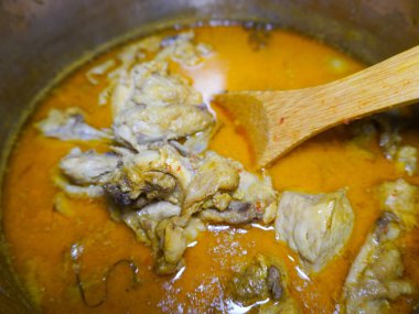 Opor Ayam pişirmek. Opor ayam, Endonezya 'da çok iyi bilinen bir tavuk körisidir. Opor ayam genellikle Kurban Bayramı sırasında servis edilir.