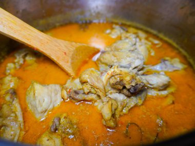 Opor Ayam pişirmek. Opor ayam, Endonezya 'da çok iyi bilinen bir tavuk körisidir. Opor ayam genellikle Kurban Bayramı sırasında servis edilir.