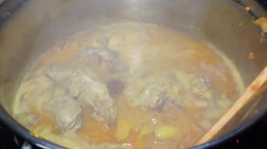 Opor Ayam 'ın pişirme süreci. Opor ayam, Endonezya 'da çok iyi bilinen bir tavuk körisidir. Opor ayam genellikle Kurban Bayramı sırasında servis edilir.