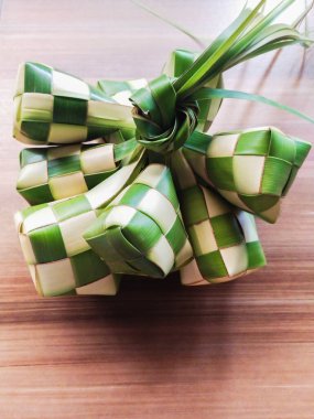 Çoklu ketupat kesesi. Ketupat ya da Kupat (pirinç hamuru ya da olgun elmas), Bayram Bayramında pilav pişirmek için Hindistan cevizi yapraklarından yapılan doğal pirinç kabı.