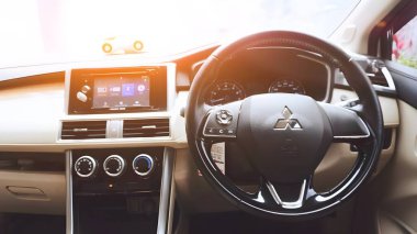 Bandung, Endonezya - 11 Aralık 2023; Mitsubishi Xpander iç mimarisi, Japon iç mimarisi