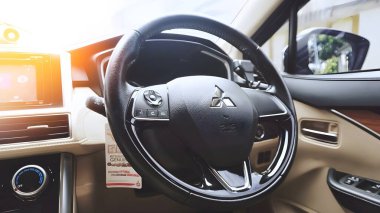 Bandung, Endonezya - 11 Aralık 2023; Mitsubishi Xpander iç mimarisi, Japon iç mimarisi