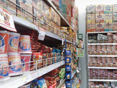 Bandung, Endonezya - 24 Nisan 2025; çeşitli varyant ve markaların hazır erişte ürünlerinin köşeleri bir süpermarketin veya marketin raflarını dolduruyor