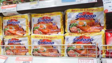Bandung, Endonezya - 24 Nisan 2025; Mie Sedaap Goreng (kızarmış erişte) paketleri bir marketin raflarında veya süpermarketin raflarında düzenlenir