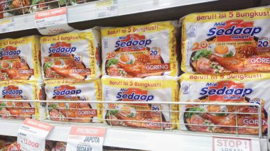 Bandung, Endonezya - 24 Nisan 2025; Mie Sedaap Goreng (kızarmış erişte) paketleri bir marketin raflarında veya süpermarketin raflarında düzenlenir
