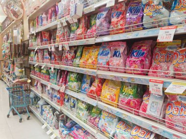 Bandung, Endonezya - 1 Mayıs 2025; Deterjan, yumuşatıcı ve deodorant ürünlerinin köşesinde süpermarketler veya bakkalların raflarında çeşitli varyantlar ve markalar sergileniyor