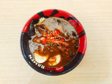 Bandung, Endonezya - 3 Nisan 2025; Japon restoranında körili tavuk çorbası ile büyük bir porsiyon Chashu ramen