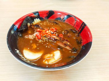 Bandung, Endonezya - 3 Nisan 2025; Japon restoranında körili tavuk çorbası ile büyük bir porsiyon Chashu ramen
