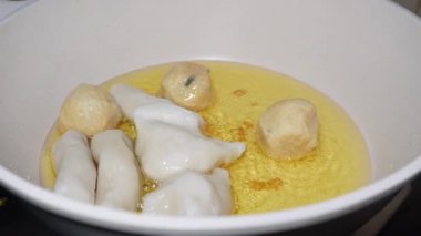 Pişene kadar çeşitli Pempek türlerini kızartma işlemi. Pempek, Endonezya 'nın Güney Sumatra eyaletinde yer alan bir balık kekidir. Genellikle Cuko (sıvı sos veya sos ile servis edilir.)