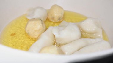 Pişene kadar çeşitli Pempek türlerini kızartma işlemi. Pempek, Endonezya 'nın Güney Sumatra eyaletinde yer alan bir balık kekidir. Genellikle Cuko (sıvı sos veya sos ile servis edilir.)