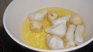 Pişene kadar çeşitli Pempek türlerini kızartma işlemi. Pempek, Endonezya 'nın Güney Sumatra eyaletinde yer alan bir balık kekidir. Genellikle Cuko (sıvı sos veya sos ile servis edilir.)