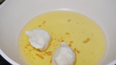 Pişene kadar çeşitli Pempek türlerini kızartma işlemi. Pempek, Endonezya 'nın Güney Sumatra eyaletinde yer alan bir balık kekidir. Genellikle Cuko (sıvı sos veya sos ile servis edilir.)
