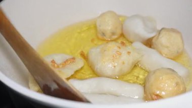 Pişene kadar çeşitli Pempek türlerini kızartma işlemi. Pempek, Endonezya 'nın Güney Sumatra eyaletinde yer alan bir balık kekidir. Genellikle Cuko (sıvı sos veya sos ile servis edilir.)