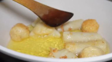 Pişene kadar çeşitli Pempek türlerini kızartma işlemi. Pempek, Endonezya 'nın Güney Sumatra eyaletinde yer alan bir balık kekidir. Genellikle Cuko (sıvı sos veya sos ile servis edilir.)