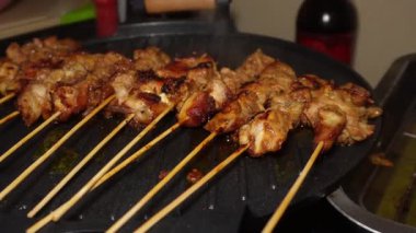 Evde çubuksuz ızgara tavası kullanarak tavuk şiş pişirmek, ev yapımı yemek tarifi.