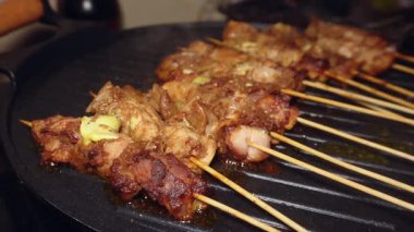 Ev yapımı tavuk şişleri çubuksuz ızgara tavasıyla, yavaş çekimde.