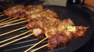 Evde çubuksuz ızgara tavası kullanarak tavuk şiş pişirmek, ev yapımı yemek tarifi.
