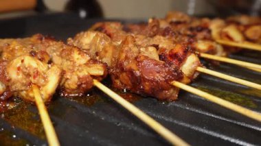 Evde çubuksuz ızgara tavası kullanarak tavuk şiş pişirmek, ev yapımı yemek tarifi.