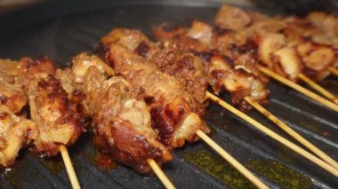 Evde çubuksuz ızgara tavası kullanarak tavuk şiş pişirmek, ev yapımı yemek tarifi.