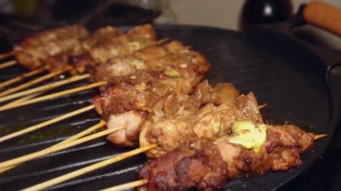 Evde çubuksuz ızgara tavası kullanarak tavuk şiş pişirmek, ev yapımı yemek tarifi.