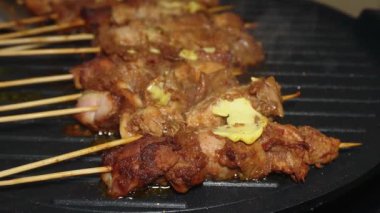 Ev yapımı tavuk şişleri çubuksuz ızgara tavasıyla, yavaş çekimde.